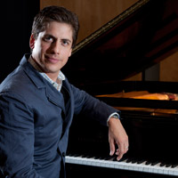 Profile portrait of Francisco Núñez