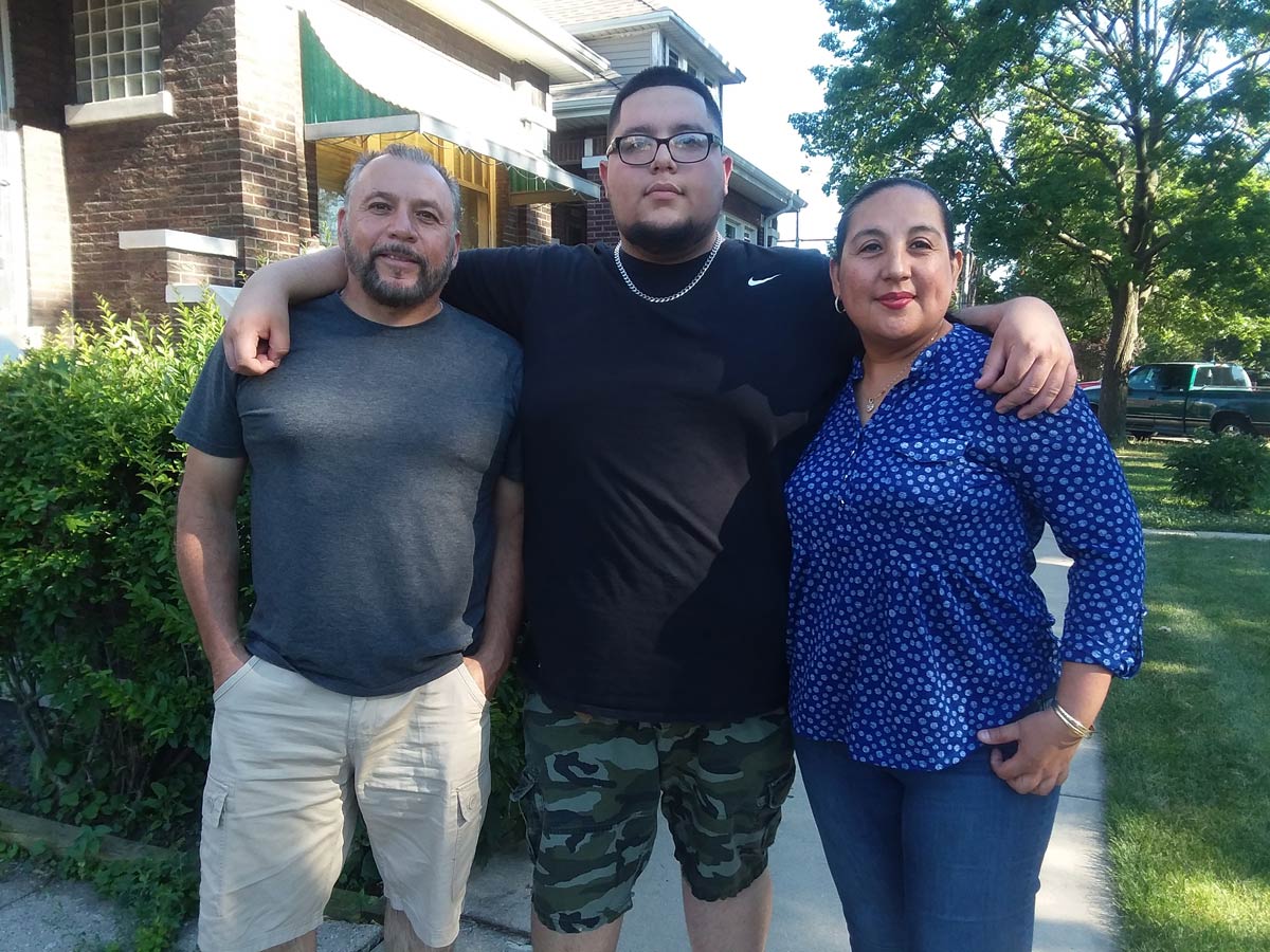 MarioAlejandroLopez,center,withparentsMarioLopezandEsperanzaVillalobosattheirhomeinCicero.AloanfromSecondFederalhashelpedtheyoungerMariomaintainhisDACAstatus.PhotobyKariLydersen