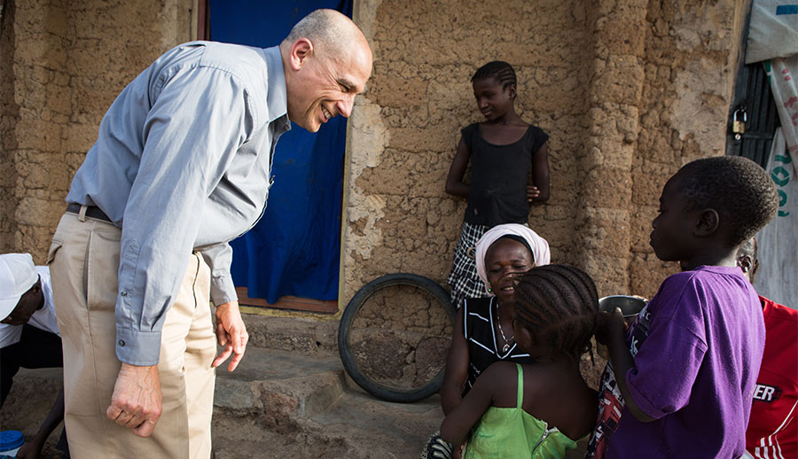 DrSienkoengagingwithNigerianchildren